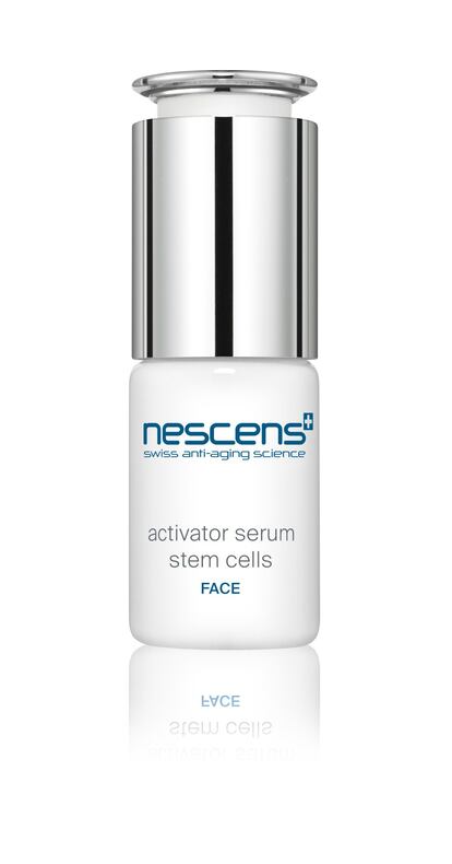 La última creación de la investigación antienvejecimiento biológica de Nescens es el suero Activator Serum Stem Cells, un sérum para rostro de última generación que incrementa el poder regenerativo de las células madre en la epidermis. Así, su fórmula da vida a las nuevas células y brinda un aspecto juvenil a la piel. Como parte del plan cosmecéutico de la marca suiza, este sérum está diseñado para ser utilizado dos veces al día, mañana y noche, después de realizar la limpieza y aplicar el tónico. Precio: 555 euros. (www.nescens.com)