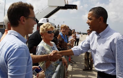 Obama es recibido por un grupo de ciudadanos a su llegada a Misisipi