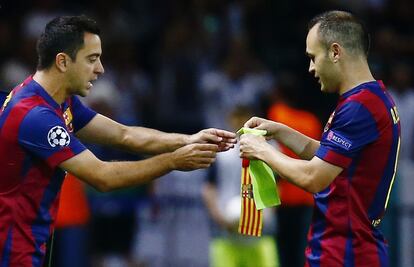 Iniesta le entrega el brazalete de capitán a Xavi