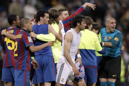 Los jugadores del Barça celebran la victoria mientras Raúl pasa a su lado