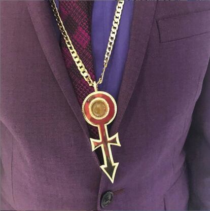 "En mi corazón sé que mi hermano Prince nos está viendo esta noche y cantando", ha escrito Spike Lee mostrando su medallón con el símbolo por el que se hizo conocida la estrella del pop, fallecida en abril de 2016.