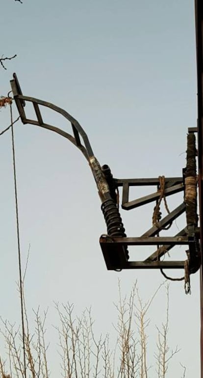 Foto de la policía de fronteras de la catapulta hallada en la valla con México.