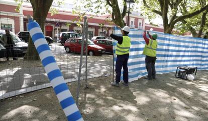 Unos operarios preparan el terreno donde comenzará la excavación de la futura estación de Atotxa.