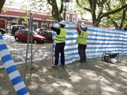 Unos operarios preparan el terreno donde comenzará la excavación de la futura estación de Atotxa.