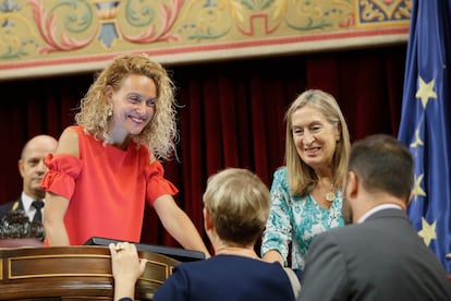  La presidenta del Congreso, Meritxell Batet (a la izquierda) y la diputada popular Ana Pastor (a la derecha), este jueves al inicio del pleno extraordinario del Congreso en el que se vota la convalidación de tres reales decretos y la aprobación definitiva de tres leyes.