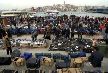 Vista del Cuerno de Oro, ayer en Estambul, donde decenas de vendedores exponen sus mercancías.