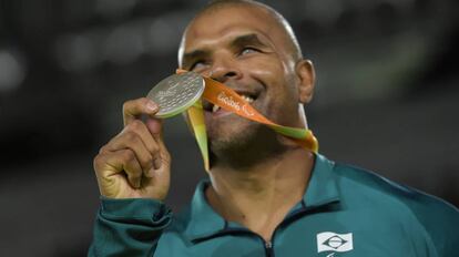 O brasileiro conquistou a medalha de prata na categoria até 100 kg do judô. A Rio 2016 foi a primeira edição de Paralimpíada em que os deficientes visuais puderam ter uma experiência sensorial de sua(s) medalha(s), já que esta(s) conta(m) com pequenas esferas que permitem que os atletas identifiquem qual é o tipo (ouro, prata ou bronze) da medalha conquista.