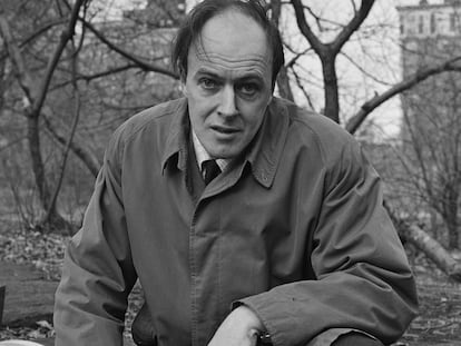 Portrait of writer Roald Dahl in Central Park, while host of the television show 'Way Out', March 25, 1961. New York City.  Image dated March 25, 1961. (Photo by CBS Photo Archive/Getty Images)