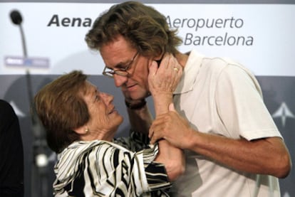 El cooperante Roque Pascual saluda a su madre a su llegada ayer por la noche al aeropuerto de El Prat, Barcelona.
