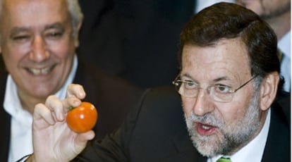 Rajoy, el pasado sábado en Málaga, muestra un tomate para criticar el acuerdo sobre Haidar.