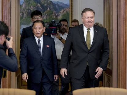 El secretario de Estado de EE UU, Mike Pompeo (derecha), en Pyongyang este sábado durante la cumbre bilateral con Corea del Norte.