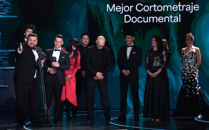 Carlos Valle y Néstor López tras ganar el Goya a mejor cortometraje de ficción por Semillas de Kivu.