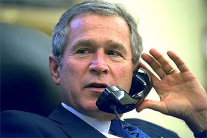 George W. Bush habla por teléfono desde su despacho en la Casa Blanca.