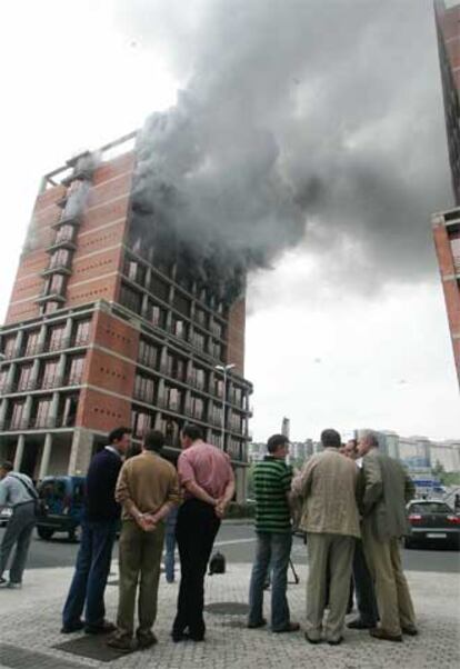 Imagen del incendio que devoró ayer la sede central de la Hacienda Foral de Guipúzcoa.