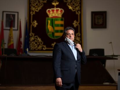 Ramón Jurado, alcalde de Parla, se quita la mascarilla.