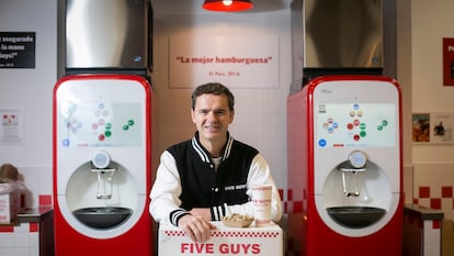Daniel Agromayor, director general de Five Guys España y Portugal fotografiado en un local de la marca en Madrid.