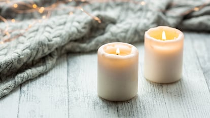 Velas con diseños minimalistas y colores relajantes para crear una atmósfera cálida en el hogar. GETTY IMAGES.