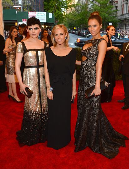 Tory Burch con Ginnifer Goodwin y Jessica Alba.