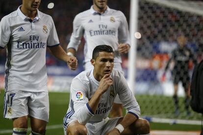 La pose con la que Cristiano, delante de la cámara, celebró su tercer gol al Atlético. A Oblak, hasta ayer, sólo le había marcado un gol. 