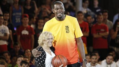 Durant junto a Carmena en el acto en Lavapiés.