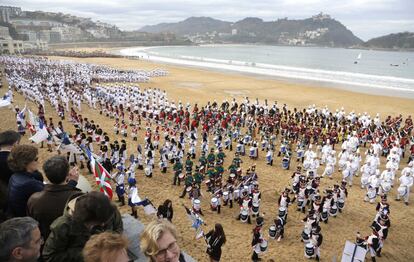 Los redobles de 6.500 tamborreros integrados en 105 compañías han retumbado en la playa de La Concha, en San Sebastián.