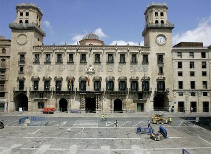 Inicio de las obras en la plaza del Ayuntamiento de Alicante, vallada y cortada al tráfico.