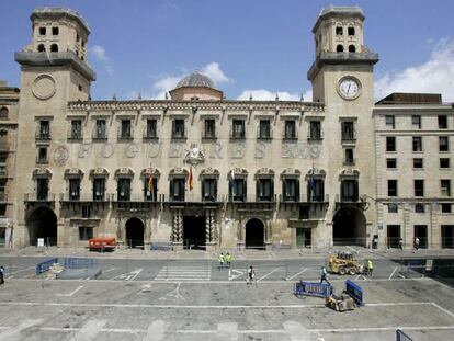 Inicio de las obras en la plaza del Ayuntamiento de Alicante, vallada y cortada al tráfico.