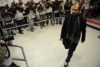 Pep Guardiola, rodeado de cámaras y fotógrafos, a su llegada al estadio  Reyno de Navarra.