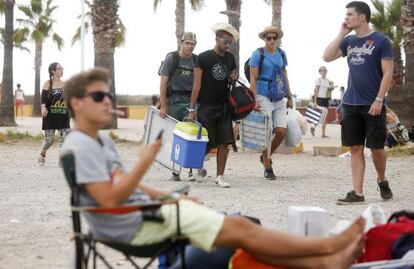 La llegada de los primeros asistentes al Festival Arenal Sound de Burriana, Castellón.