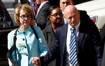 La excongresista Gabrielle Giffords llega al tribunal junto a su marido Mark Kelly.  