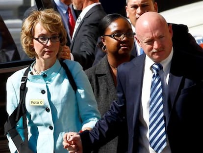 La excongresista Gabrielle Giffords llega al tribunal junto a su marido Mark Kelly.  