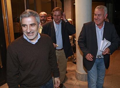 El candidato Willy Meyer, entre Gaspar Llamazares y Cayo Lara, anoche en la sede de IU.