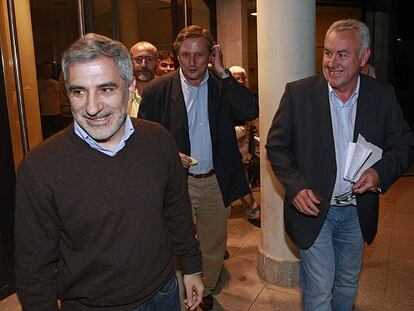 El candidato Willy Meyer, entre Gaspar Llamazares y Cayo Lara, anoche en la sede de IU.