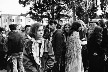 La escritora Joan Didion cubre una manifestación hippy en San Francisco, en 1967.