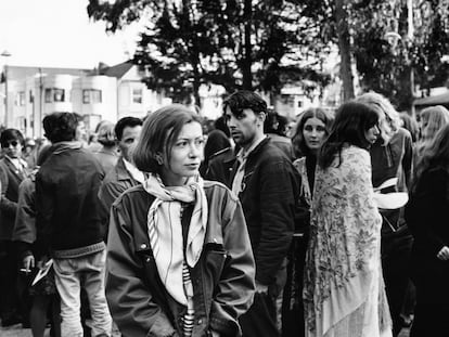 La escritora Joan Didion cubre una manifestación hippy en San Francisco, en 1967.