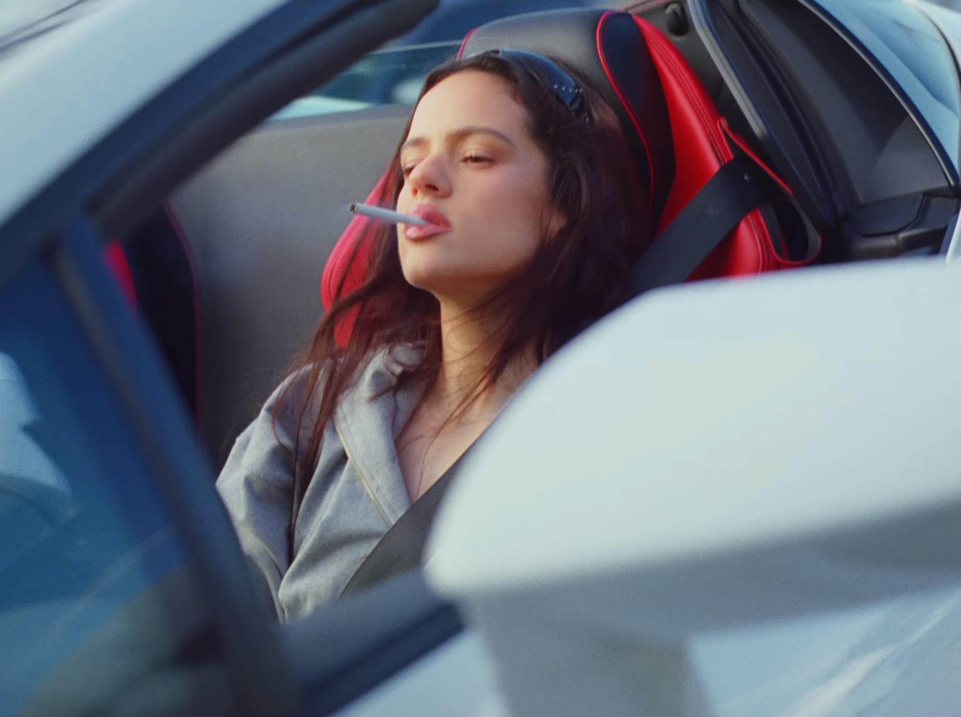 Dóberman, braga metálica y cigarro: Rosalía publica el vídeo de 'La Perla', la canción más escuchada de 'Lux' | Cultura | EL PAÍS