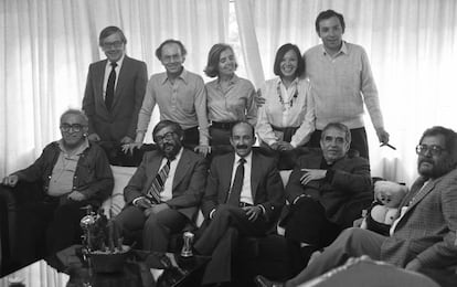 Desde la izquierda, de pie: el periodista Benjamín Wong, el economista Iván Restrepo, la escritora Elena Poniatowska, la promotora cultural Margo Su, el periodista Héctor Aguilar Camín; sentados: el escritor Carlos Monsiváis, el periodista Miguel Ángel Granados Chapa, el expresidente Carlos Salinas y los escritores Gabriel García Márquez y León García Soler, en 1987.