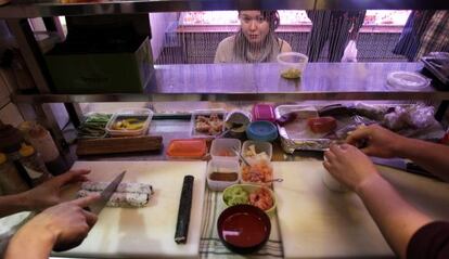 Puesto productos japoneses del restaurante Yoka Loka en el mercado de Anton Martin.