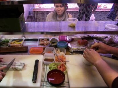 Puesto productos japoneses del restaurante Yoka Loka en el mercado de Anton Martin.