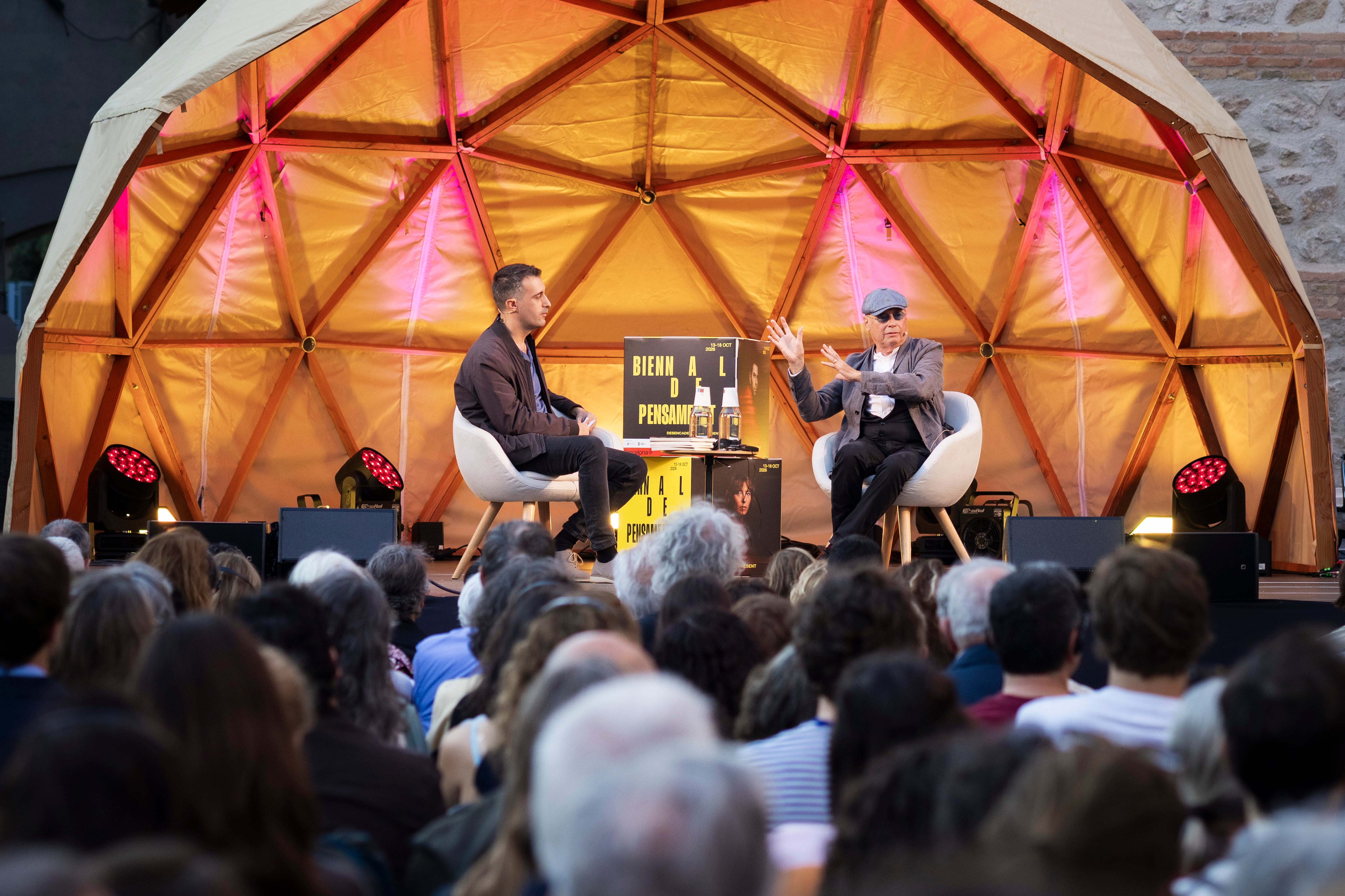  Alessandro Baricco y Joan Magrané conversan sobre la literatura, la música, el misterio, en la Plaza Joan Coromines del CCCB.