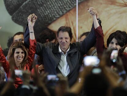 Fernando Haddad celebra su pase a la segunda vuelta de las elecciones presidenciales en Brasil.