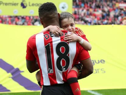 Jermain Defoe sujeta en brazos a Bradley Lowery, en un partido disputado en mayo. 