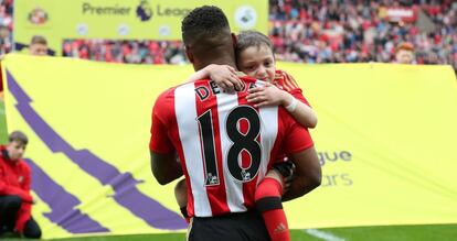 Jermain Defoe sujeta en brazos a Bradley Lowery, en un partido disputado en mayo. 