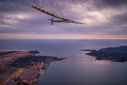 El avión Solar Impulse 2 sobrevuela el puente de San Francisco, California, EEUU, el 23 de abril, antes de aterrizar en el campo de aviación Moffett, tras 62 horas de vuelo desde Hawai. El Solar Impulse 2, equipado con más de 17.000 células fotovoltaicas, está fabricado con fibra de carbono, pesa igual que un automóvil familiar vacío y se sustenta gracias a una envergadura de ala mayor que la del Boeing 747.