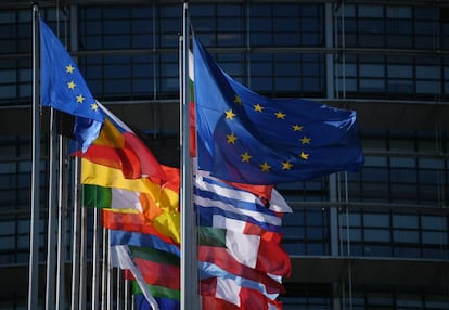 Banderas frente al Parlamento Europeo.