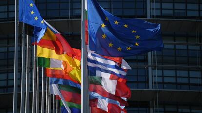 Banderas frente al Parlamento Europeo.