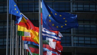 Banderas frente al Parlamento Europeo.