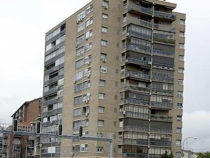 Tráfico en superficie frente a uno de los edificios afectados por el ruido.