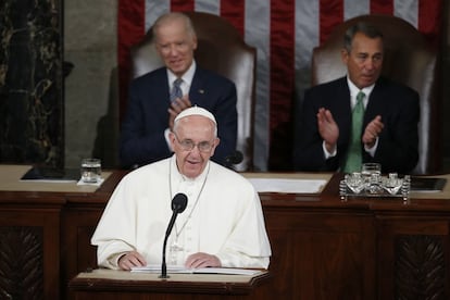 Francisco se ha convertido este jueves en el primer Papa que ha intervenido ante el Congreso de EE UU. No es, sin embargo, el primer jerarca religioso que se ha subido a la tribuna de oradores para dirigirse a los congresistas, ya que la reina Isabel II, cabeza de la Iglesia anglicana, ya habló en ese mismo lugar en 1991. En la imagen, el Pontífice despliega su discuso en presencia del vicepresidente de EE UU, Joe Biden (izqda.), y el presidente de la Cámara de Representantes, John Boehner (dcha.).