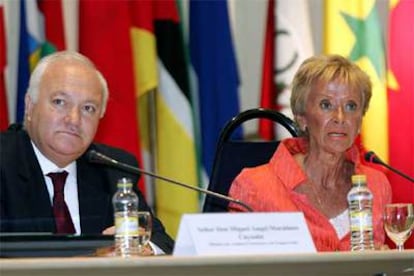 El ministro de Asuntos Exteriores, Miguel Ángel Moratinos, y la vicepresidenta primera, María Teresa Fernández de la Vega, en la reunión anual de embajadores españolas en el extranjero en Madrid.